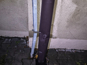 Řidiče doslova uspal náraz do baráku, svým šlofíkem vyděsil svědka