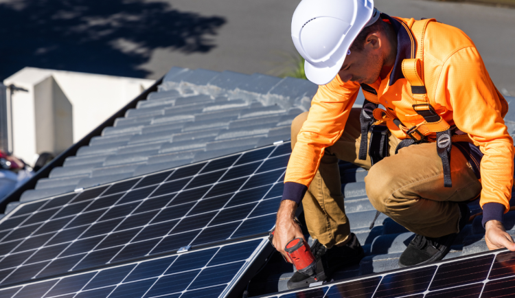 Firma obrala své zákazníky o tři miliony. Nabízela fotovoltaiky, které ale nedodala