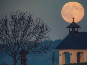 Bobří superúplněk rozzářil noční oblohu, název mu dali indiáni