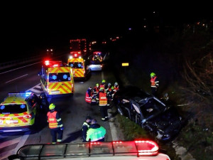 Jeden mrtvý a čtyři zranění, na dálnici došlo k vážné nehodě mladé posádky auta