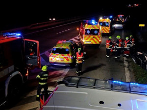 Jeden mrtvý a čtyři zranění, na dálnici došlo k vážné nehodě mladé posádky auta