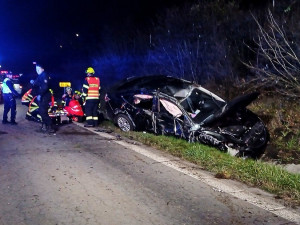 Jeden mrtvý a čtyři zranění, na dálnici došlo k vážné nehodě mladé posádky auta