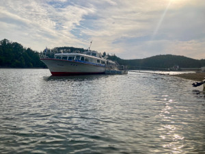 Po smrti legendárního kapitána převzal lodní dopravu na Hracholuskách nový majitel