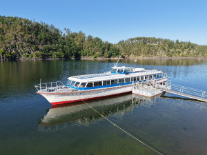 Po smrti legendárního kapitána převzal lodní dopravu na Hracholuskách nový majitel