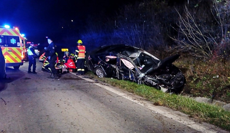 Jeden mrtvý a čtyři zranění, na dálnici došlo k vážné nehodě mladé posádky auta