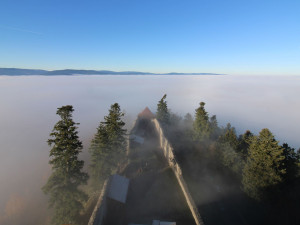 Ikonický hrad Kašperk má novou webkameru. Úchvatné záběry nabízí při inverzi
