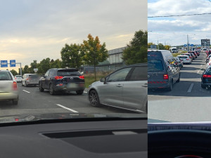 Kolony aut a množství semaforů na kruháči u Makra budí vášně. Bez nich to prý nejde