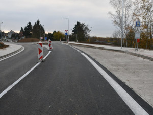 Na Klatovské třídě v Plzni začíná provoz na nové okružní křižovatce