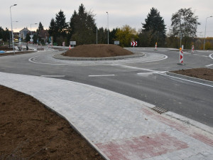 Na Klatovské třídě v Plzni začíná provoz na nové okružní křižovatce