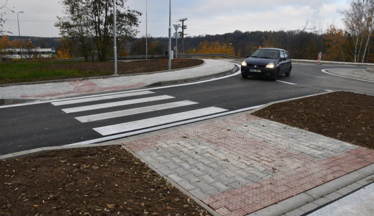 Na Klatovské třídě v Plzni začíná provoz na nové okružní křižovatce.