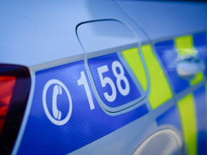 Na Plzeňsku narazil řidič osobního auta do stromu, na místě zemřel