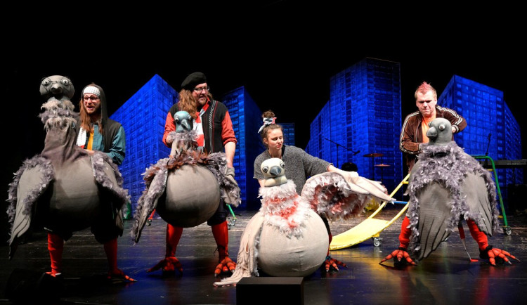 Divadlo loutek Ostrava propojí generace projektem Vezmi babičku do divadla