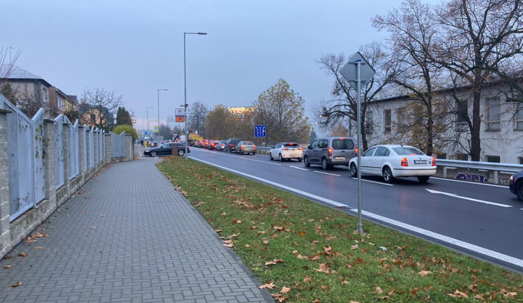 Do Šternberka opět komplikace. Opravy asfaltu si vyžádají kyvadlovou dopravu