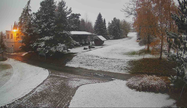 Zima o sobě dala vědět. Poprvé v této sezoně výrazněji sněžilo i mimo hory.