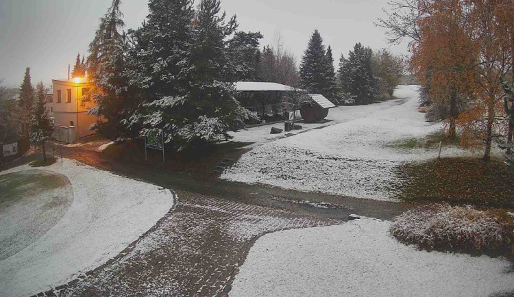 Zima o sobě dala vědět. Poprvé v této sezoně výrazněji sněžilo i mimo hory