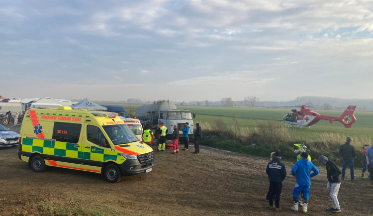 Záchranáři zasahovali u dvou zraněných motokrosařů, jeden z nich byl v ohrožení života