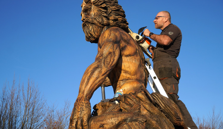 Socha Neptuna u Karvinského moře dostala zimní kabátek z odolného nátěru