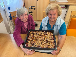 Klientům vymýšlí různé druhy činností. Od výletů po společné pečení.