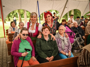 Každý rok ovládnou Čtyřlístek Zahradní slavnosti a s kostýmy si někdy vyhraje i personál.