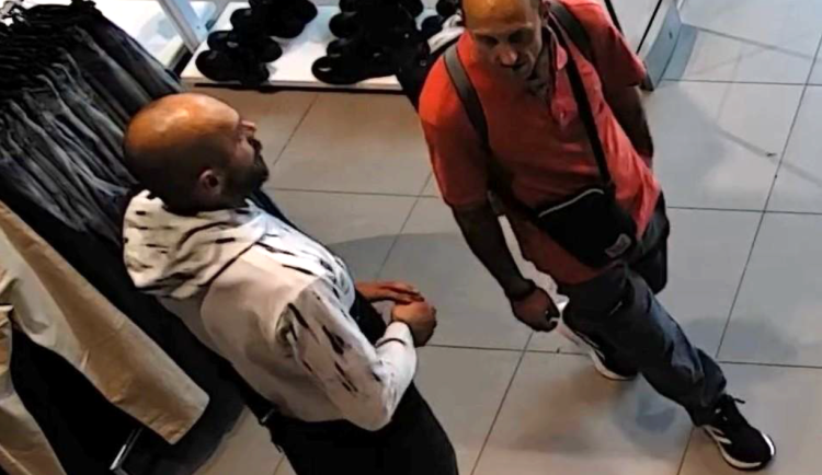 Z obchodu ukradli bundy za 11 tisíc, policie by ráda mluvila se dvěma muži