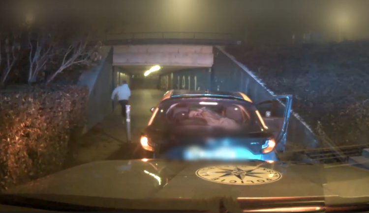 Ujížděl policii historickým centrem města. Potom skončil tam, kde to vůbec nečekal