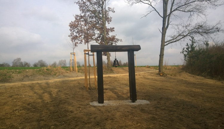 Zvon jen chvíli po zavěšení. V květnu letošního roku se stal cílem neznámého zloděje.