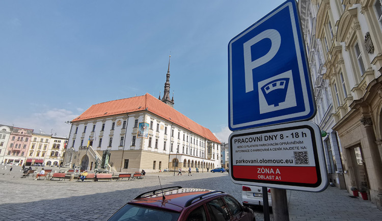 Zpřísnění parkování v centru Olomouce? Nemáme kde odstavit auta, stěžují si obyvatelé