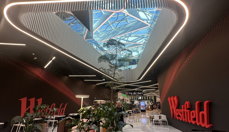 Obchodní centrum na Černém Mostě po přestavbě rozšířili, má o 30 obchodů víc