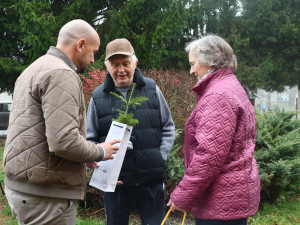 Dárci stromku společně s náměstkem primátora Alešem Tolarem