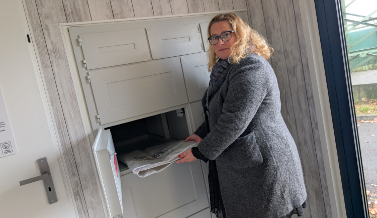 Uhynulé zvíře zájemci uloží ve speciálním vaku do chladícího boxu.