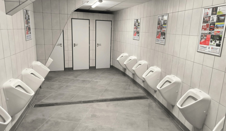 Hradecký zimní stadion pokračuje v modernizaci. Poslední fáze oprav toalet