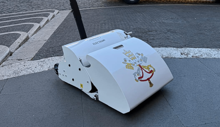 Trávníky vatikánských zahrad bude zastřihovat sekačka ze Šardic na Hodonínsku