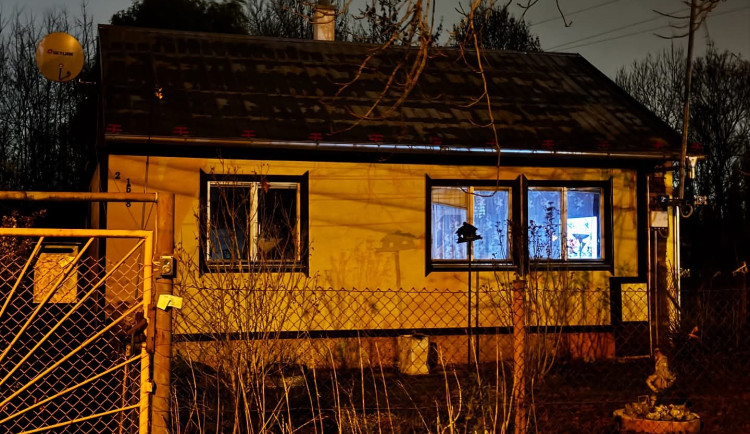 Příznivci osady Bedřiška protestují proti demolici domů, vylezli na jeden z nich