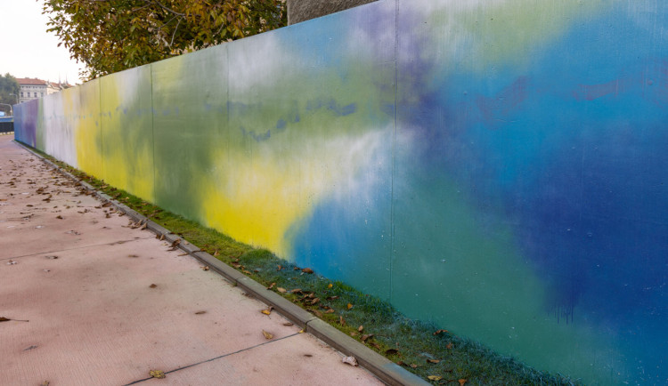 Táborské nábřeží zdobí obrovská malba, stvořila ji téměř nevidomá umělkyně