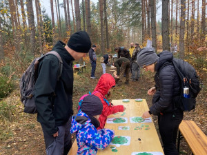 Dobrovolníci vysázeli v městském lese 4000 borovic