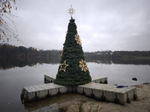 Originální plovoucí vánoční strom opět rozzáří hladinu Borské přehrady