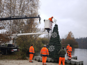 Originální plovoucí vánoční strom opět rozzáří hladinu Borské přehrady