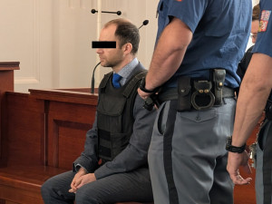 Soud poslal lékaře na XY let za mříže, sekerou surově zavraždil milenku