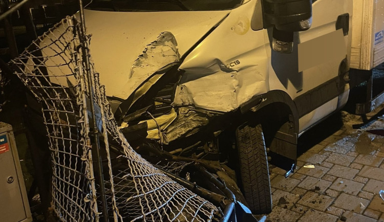 Muž pod vlivem lysohlávek ukradl v Táboře dodávku. Při honičce zničil plot i dvě auta