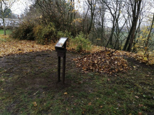 Hromádky listí a větviček poslouží ježkům jako zimoviště, připravil je centrální obvod