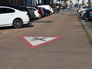 Technici obnovují značení přechodů i varovné symboly na silnicích, přidali i nové