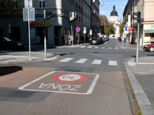 Technici obnovují značení přechodů i varovné symboly na silnicích, přidali i nové