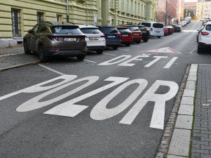 Technici obnovují značení přechodů i varovné symboly na silnicích, přidali i nové