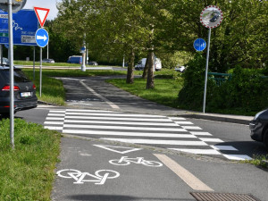 Technici obnovují značení přechodů i varovné symboly na silnicích, přidali i nové