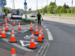 Technici obnovují značení přechodů i varovné symboly na silnicích, přidali i nové