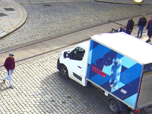 Zloděj ukradl z auta přes 80 tisíc korun, řidič mu to velmi usnadnil