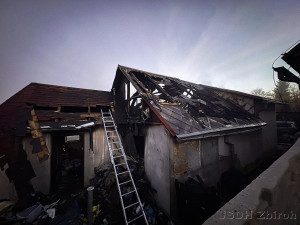 VIDEO: Rodinný domek zasáhl požár, odletující kusy střechy byly slyšet z velké vzdálenosti