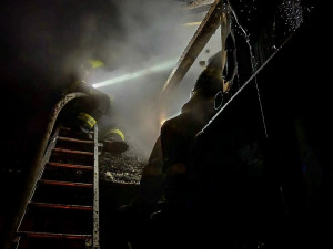 VIDEO: Rodinný domek zasáhl požár, odletující kusy střechy byly slyšet z velké vzdálenosti