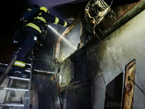 VIDEO: Rodinný domek zasáhl požár, odletující kusy střechy byly slyšet z velké vzdálenosti