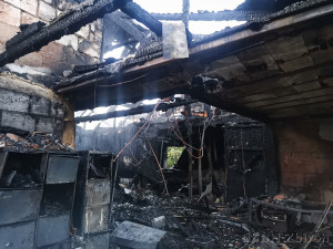 VIDEO: Rodinný domek zasáhl požár, odletující kusy střechy byly slyšet z velké vzdálenosti